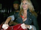Pamela Anderson usa sus tetas como agenda telefonica