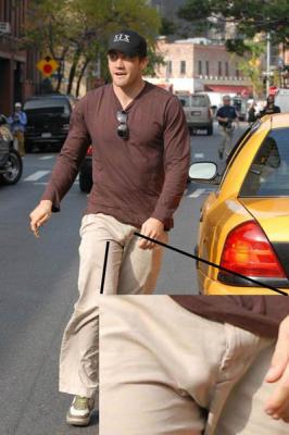 Sin calzoncillos y a lo loco » jake gyllenhaal free ballin 03.miniatura Jake Gyllenhaal marcando paquete