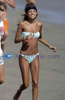 Nicole Richie corre hacia una hamburgueseria