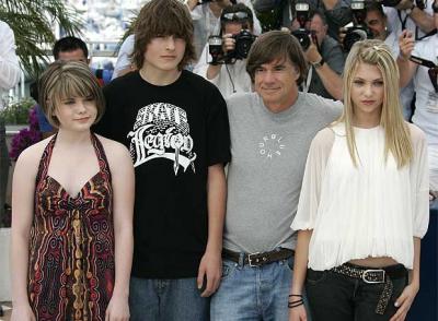 gus_van_sant_posa_lauren_mckinney_gabe_nevens_taylor_momsen.jpg