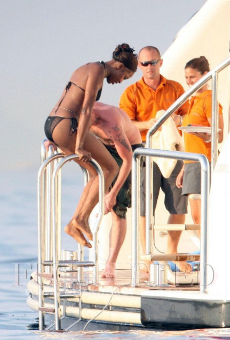 Naomi\'s sun soaked kiss Mostrar imagen