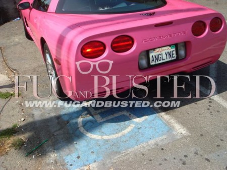 El corvette de Angelyne en el aparcamiento de minusválidos Mostrar imagen