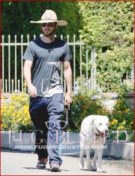 Jared Leto saca a Poochie a pasear Mostrar imagen