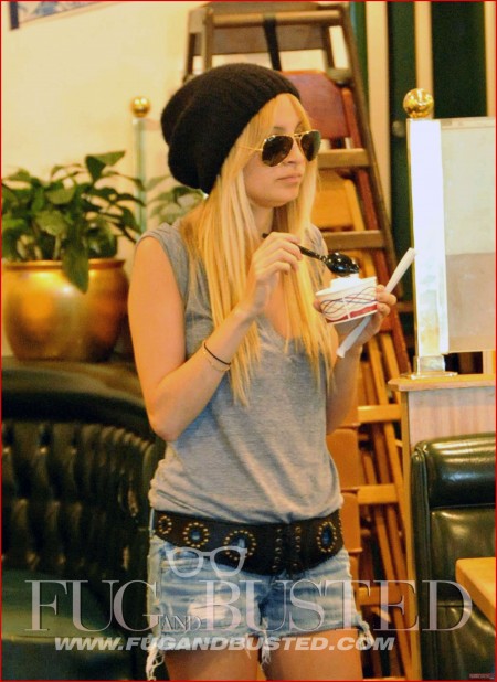 Nicole Richie pillada comiendo Mostrar imagen