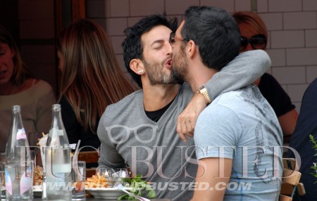 Marc Jacobs comiéndole los morros llenos de macarrones con tomate a su amado esposo en una ciudad cualquiera de este infeliz mundo, hombre ya Mostrar imagen