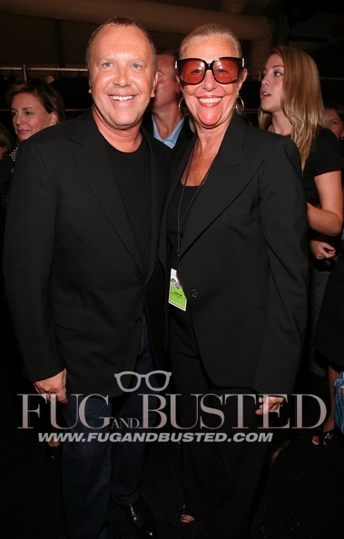 Michael Kors y una señora fan de las gafas Mostrar imagen