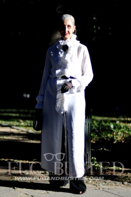 Eloisa Bercero en El Retiro Eloisa Bercero: poco gusto y mucho dinero » dando de comer a las palomas