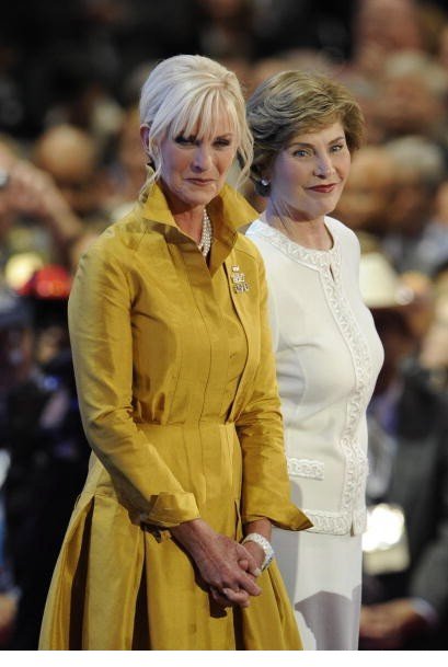 Halloween en la Casa Blanca » 6a00e551becc98883400e554fe08f68834 800wi A Cindy Mccain le va más el rollo de Bruja Mala del Este