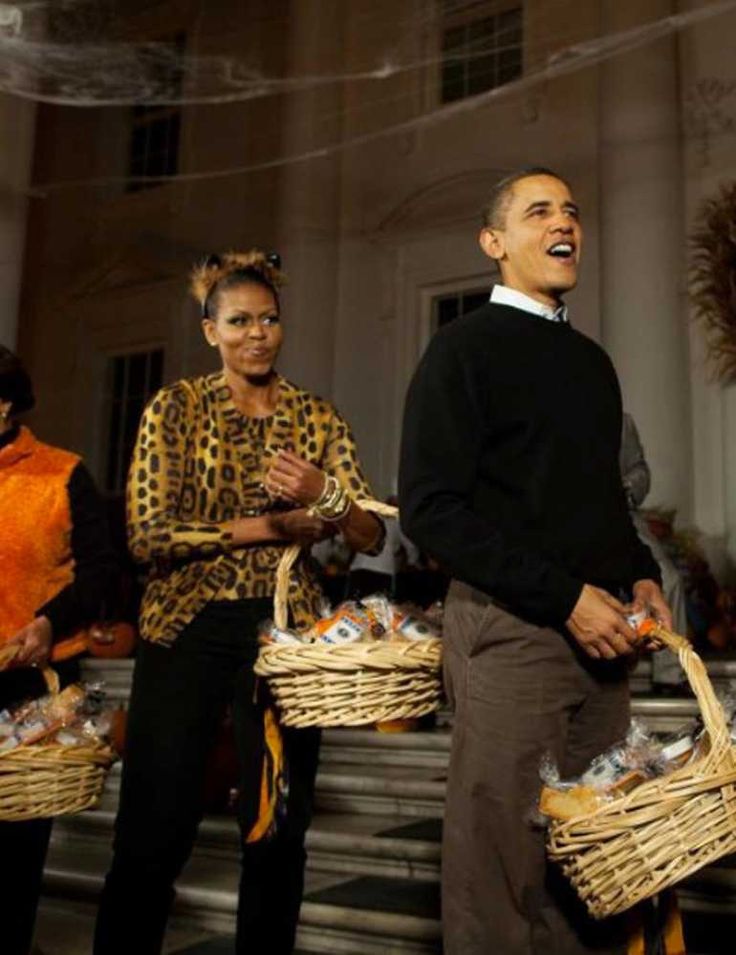 Halloween en la Casa Blanca » Michelle Obama 02 ¡Me dijiste que te ibas a disfrazar!¡Esta noche duermes en el sofá! - Pero cari, si voy de psicópata, que se visten como todo el mundo